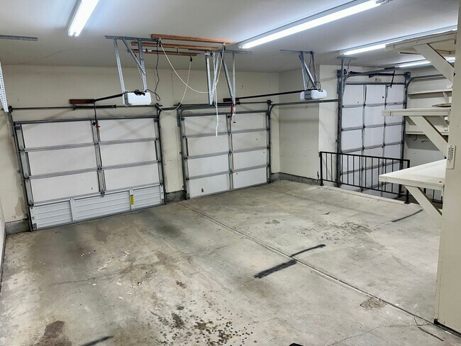 Building Photo - Available now, Executive 4 bdrm home with pool & hot tub!