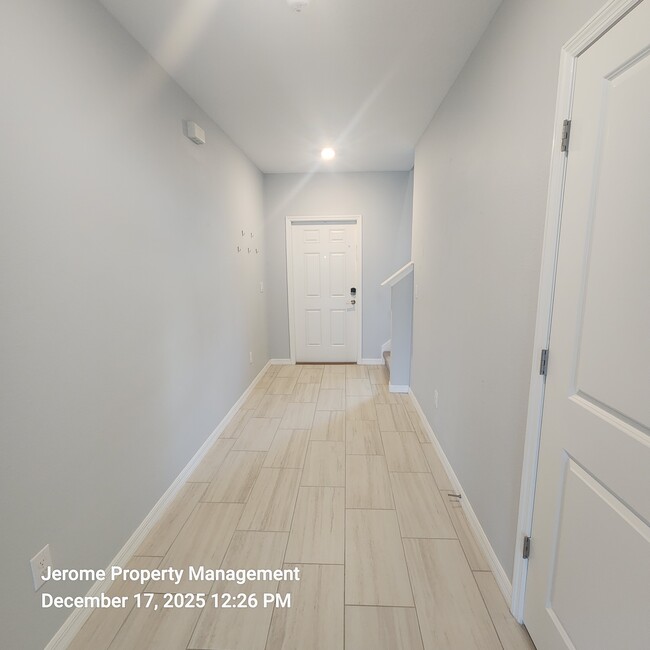 Building Photo - 2546 Leonia Ln