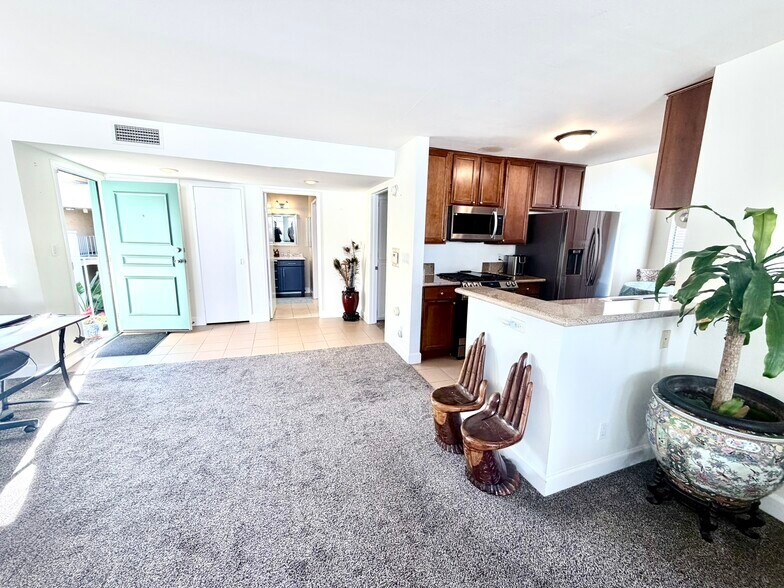 Building Photo - 1430 Colby Ave