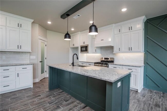 Building Photo - 104 White Oak St