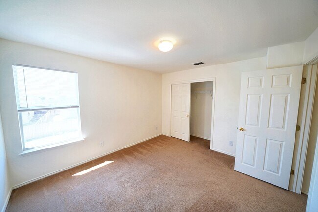 Building Photo - Lovely Home in Gated Universal City Neighb...