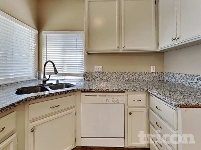 Building Photo - 408 Falcon Dr