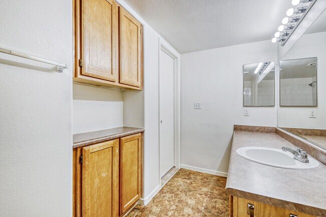Building Photo - 1 Bedroom 2nd Floor Unit With Balcony!