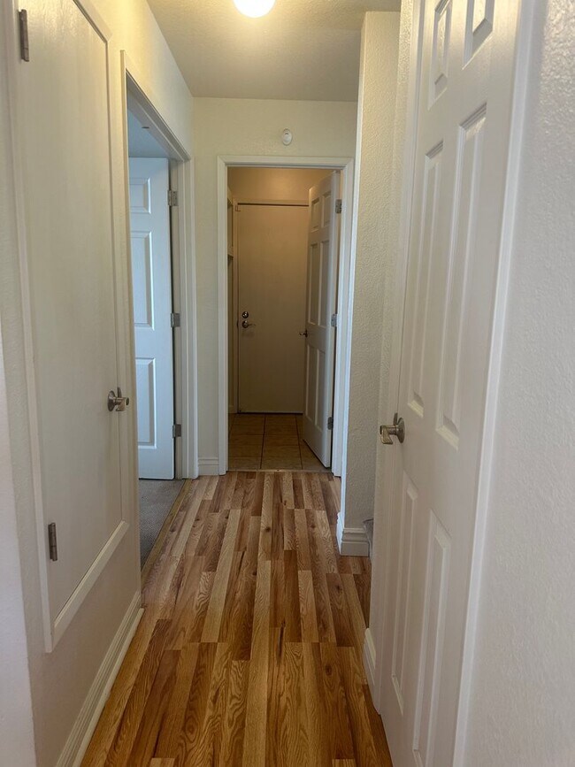 Building Photo - 4 Bdrm 2.5 Bath