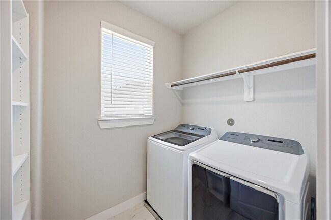 Building Photo - 420 W 28th St