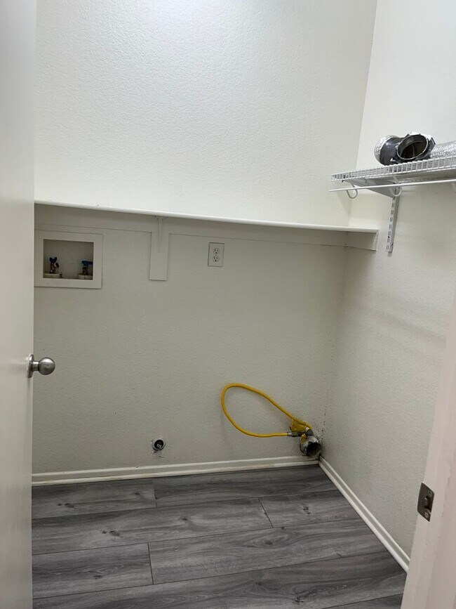 Building Photo - 3 bedroom 2 bath home with large yard available in Adelanto!