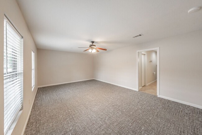 Building Photo - Prime Location in Overton West! Spacious D...