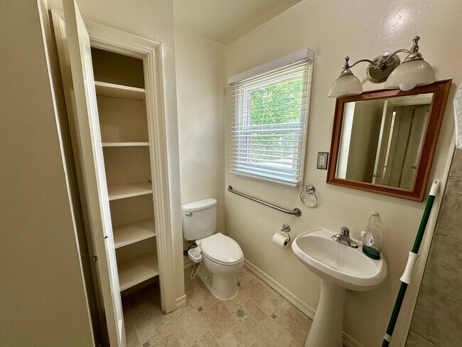 Building Photo - 112