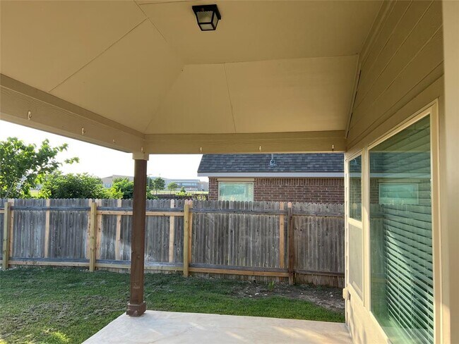 Building Photo - 1801 Chimney Dr