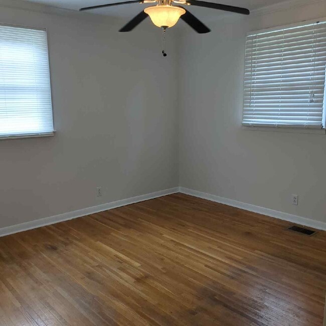 Building Photo - 493 Westcrest Dr