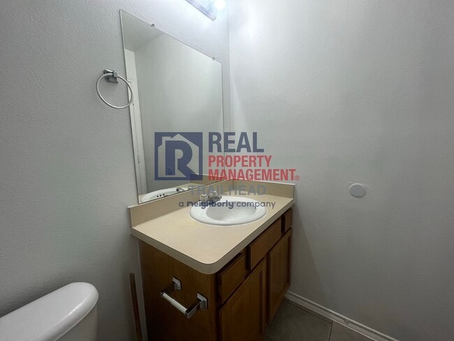Building Photo - Great Location - 3 Bed/2 Bath - $500 Rent ...