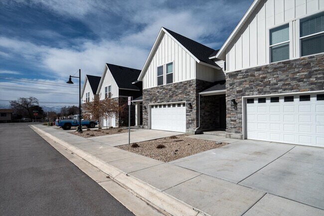 Building Photo - 721 E Zekes Ct