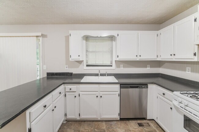 Building Photo - 3008 Cardinal Dr