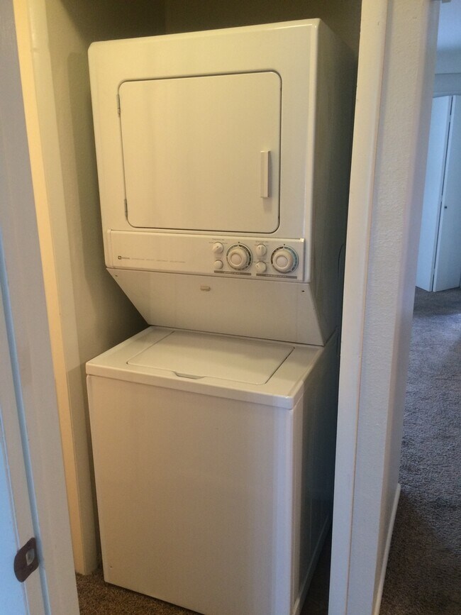 Building Photo - Very Nice 1 bed 2 bath with community pool.