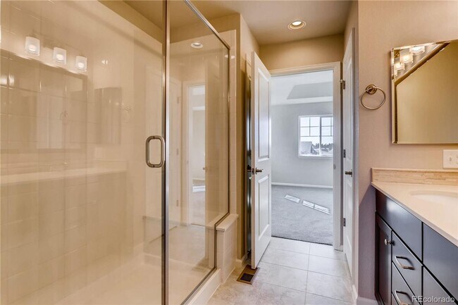 Building Photo - Elegant and spacious home with mountain vi...