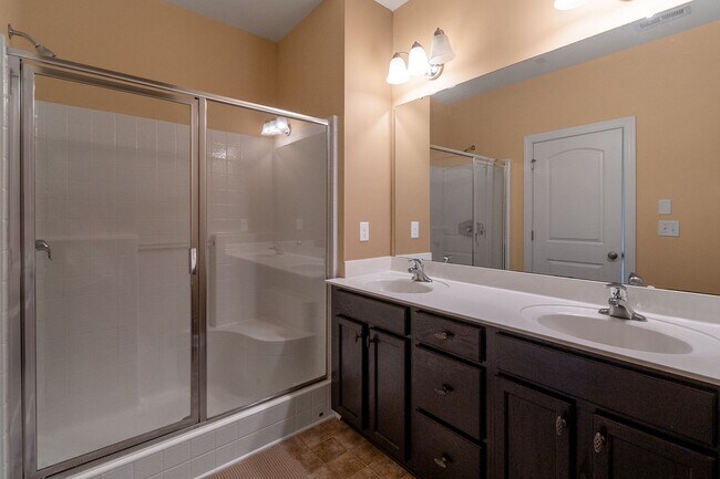 Building Photo - Beautiful Condo Minutes from Ballantyne wi...