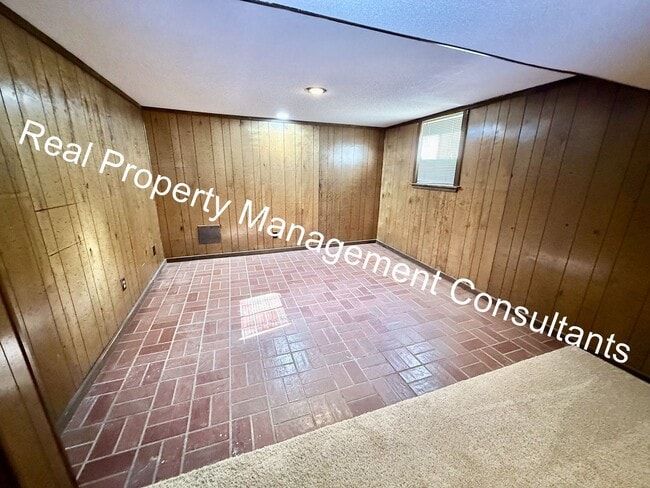 Building Photo - 3 bed 2.5 bath Private Oasis