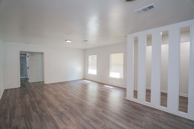 Building Photo - 7800 Choctaw Rd