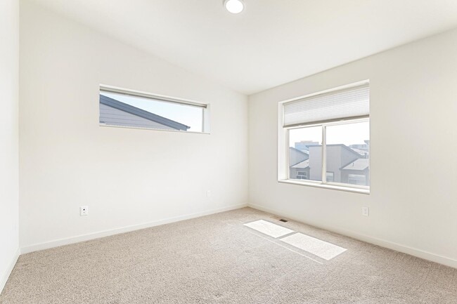 Building Photo - 10069 Town Ridge Ln