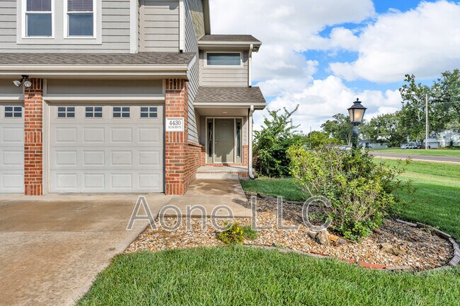 Building Photo - 4428 SE Oak Bend Dr
