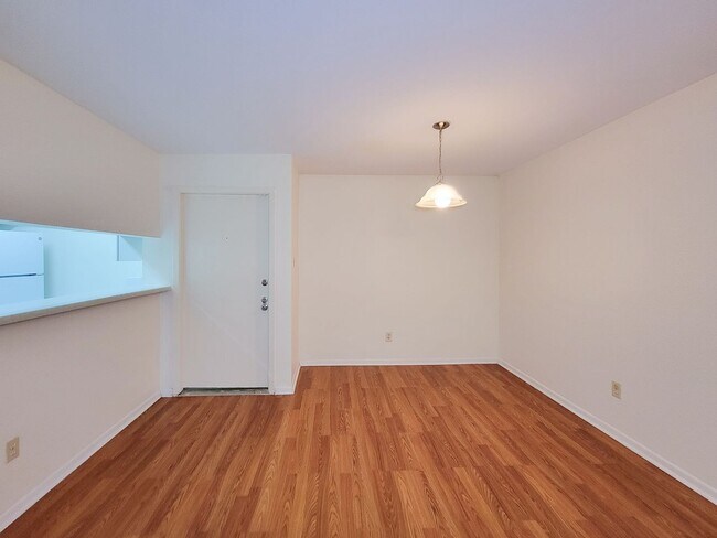 Building Photo - Two Bedroom Condo Near Med Center!