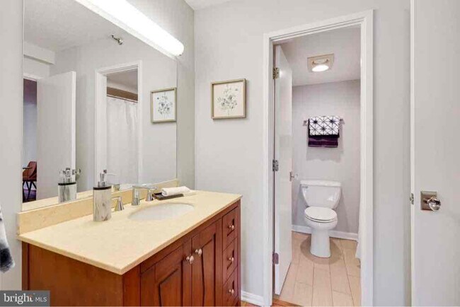 Building Photo - 900 N Stafford St