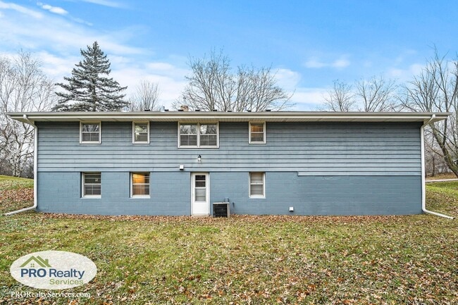 Building Photo - 3 Bedroom House on a Large Lot