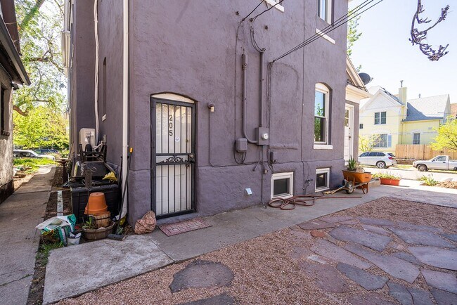 Building Photo - 205 Logan St