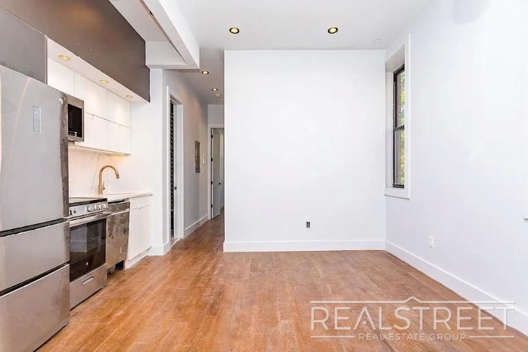 Building Photo - Spacious 3-Bedroom Apartment with Modern Finishes in Prime Bushwick