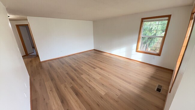 Building Photo - 3 Bedroom 1.5 Bath Home Fenced Yard, Shed & Garage