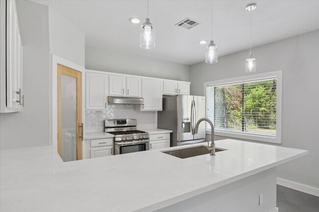 Building Photo - 1425 Oak Hollow Dr