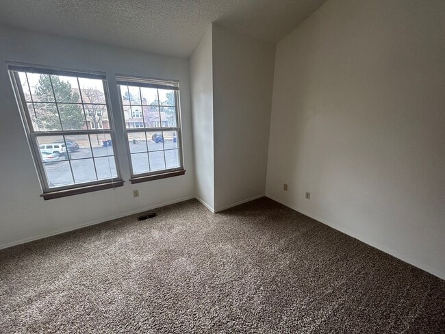 Building Photo - 2 Bed 2 Bath Condominium