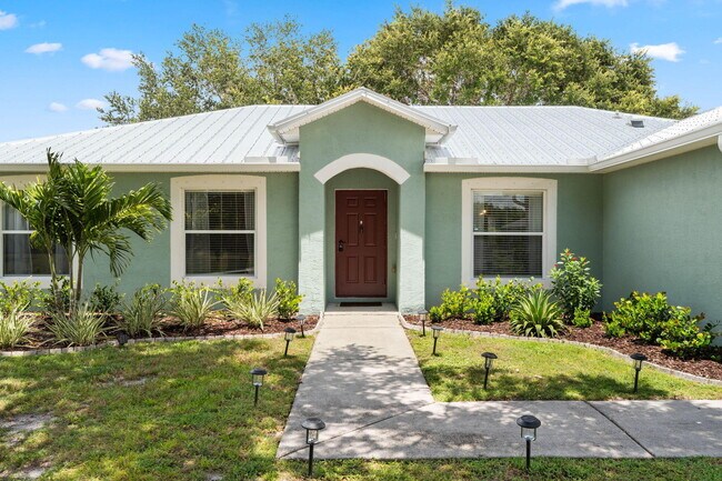 Building Photo - 522 SW S Quick Cir