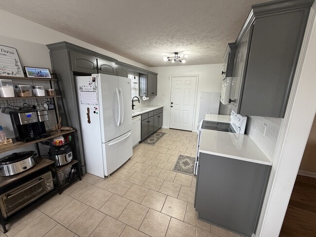 Building Photo - 2418 Canterbury Ln