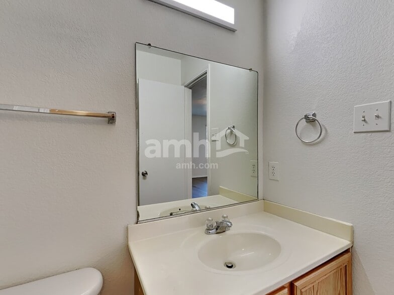 Building Photo - 812 Poncho Ln