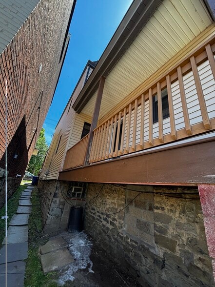 Side Deck - 3313 Ward St