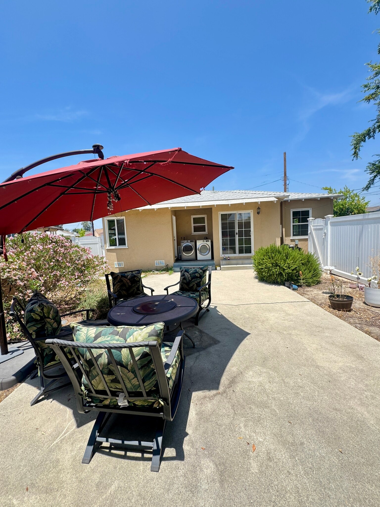 Patio with free patio furniture - 6664 Ensign Ave