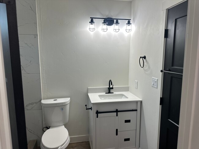 Building Photo - 1324 E Hall St