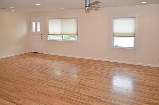 Building Photo - 1179 Oak Grove Ave