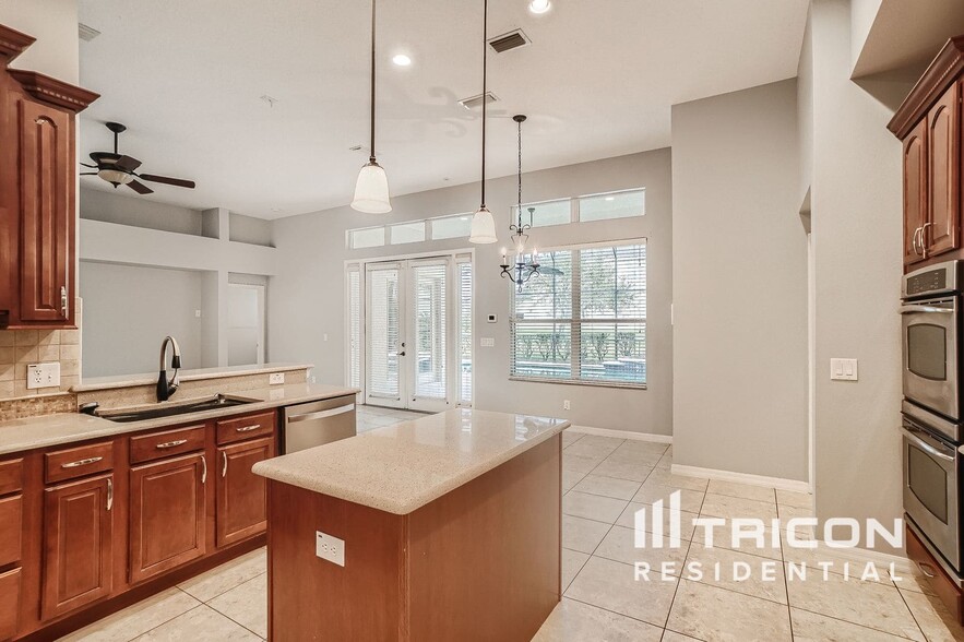 Building Photo - 929 Cavan Dr