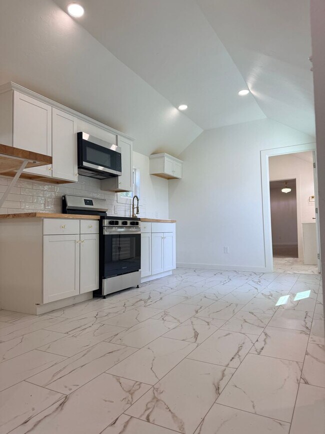 Building Photo - Cute 2 bedroom home in Prague!