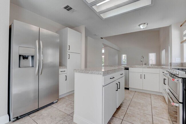 Building Photo - 26 Fantasia Ln