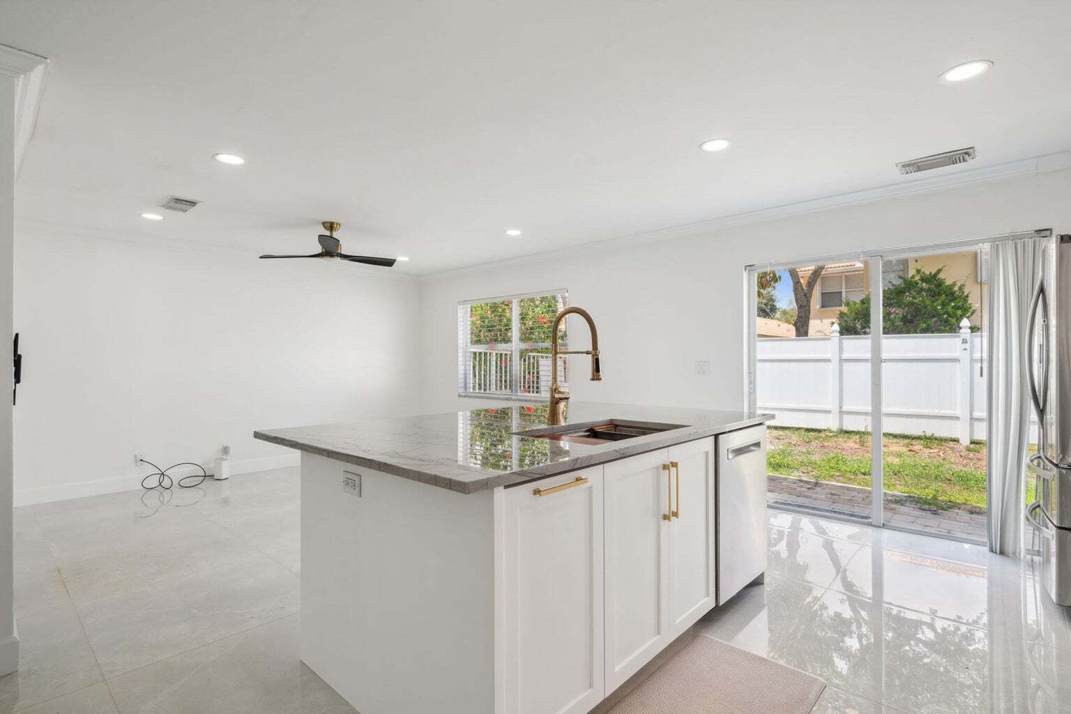 Building Photo - 3460 Commodore Ct