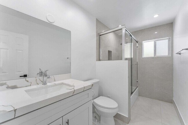Building Photo - 808 NE 72nd St