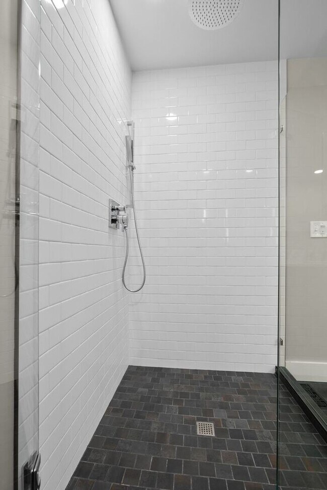 Building Photo - Gorgeous Remodeled West Seattle Craftsman w/ Air Conditioning