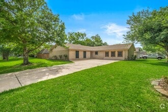 Building Photo - Lovely 3 bedroom 2 bath w/ potential 4 bed...