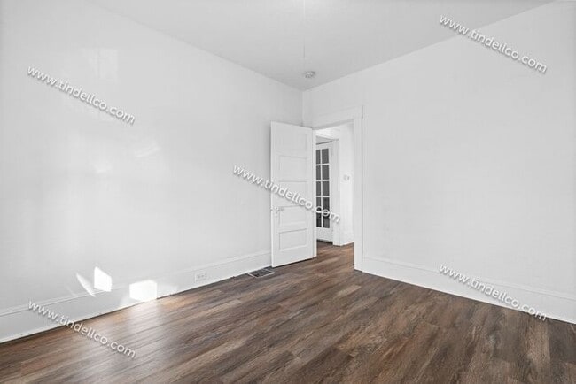 Building Photo - 4-bedroom 2-bathroom home located blocks from University of Portland- Pet Friendly!