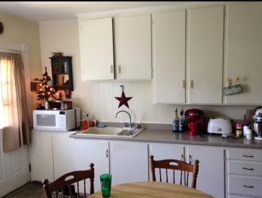 Building Photo - 3 Bed, 1 Bath Apartment in Prime Location!
