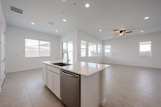 Building Photo - Beautiful 4 bedroom plus den home in Aloravita