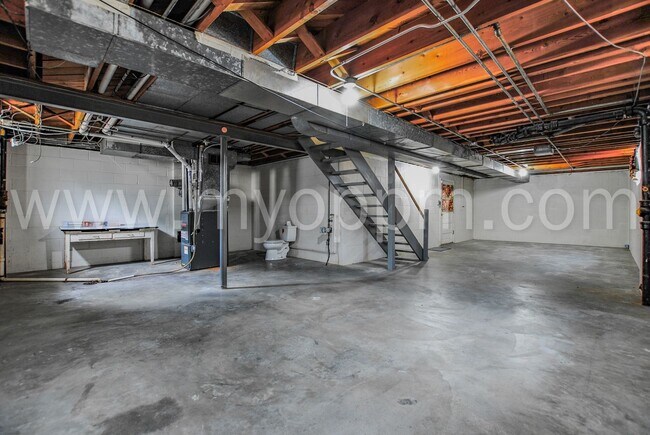 Building Photo - ALANSCO 3325/3327 N 61 ST